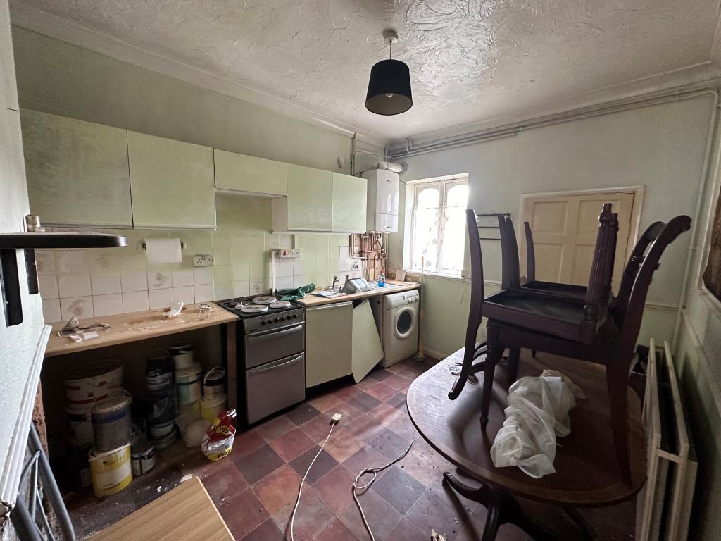 Lot: 55 - MID-TERRACE HOUSE FOR IMPROVEMENT - Kitchen with access to garden